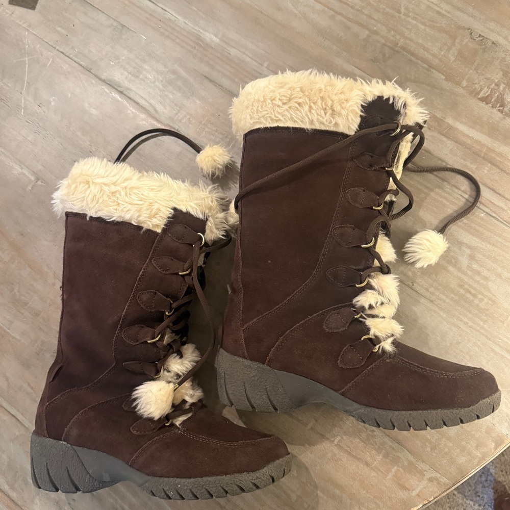 Brown suede boots with fur lining